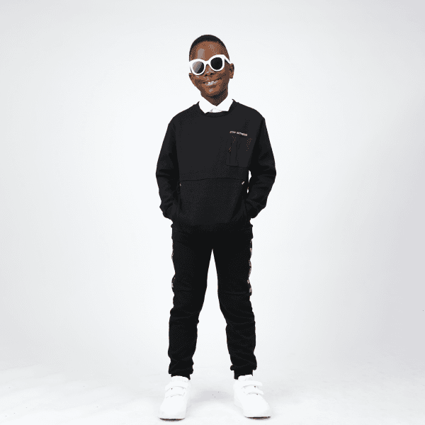 BLACK SWEATSHIRT